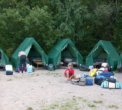 Na táboře v přírodě Vysočiny spí děti ve stanech s podsadou